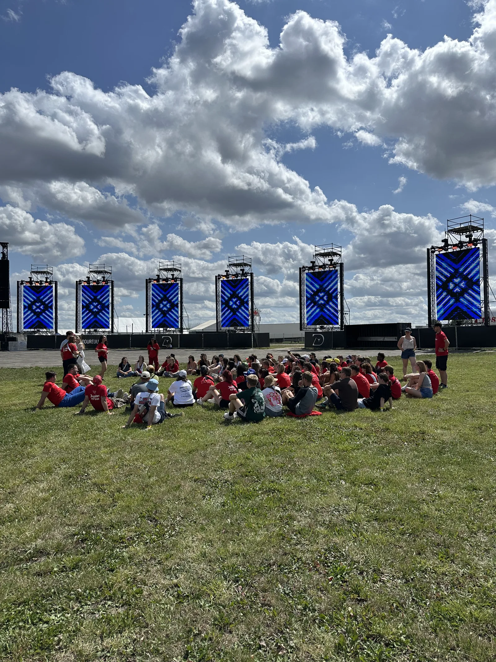 L'équipe bénévole devant la scène principale du Dour Festival